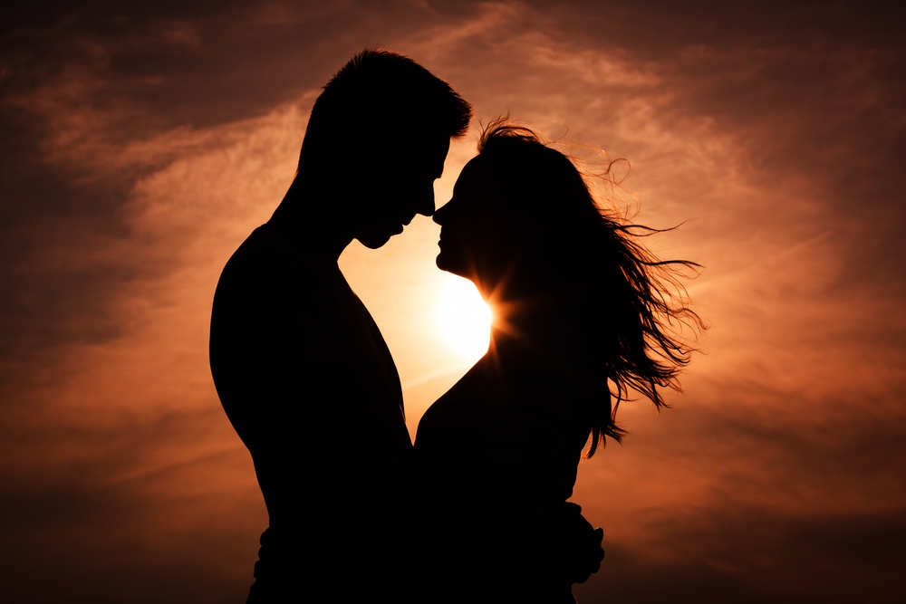 Couple,In,Love,Silhouette,During,Sunset,-,Touching,Noses