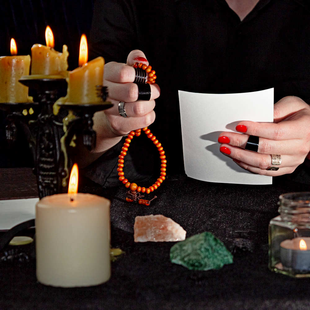The,Fortune,Teller,Is,Holding,A,Photo,And,A,Rosary.